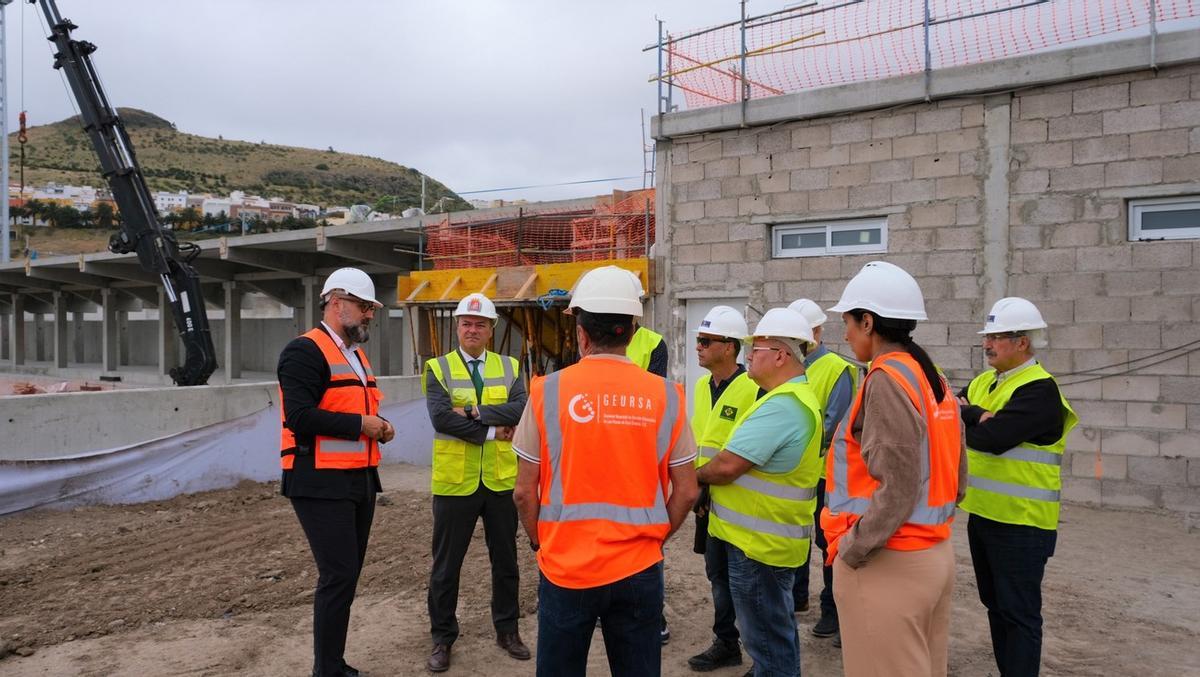 Imagen de la visita realizada a las obras de los campos de fútbol La Suerte.