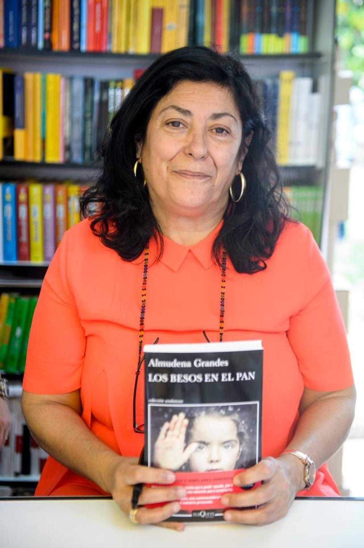 Almudena Grandes posa con su libro Los besos en el pan antes de empezar a firmar los ejemplares en la Feria del Libro de Madrid.