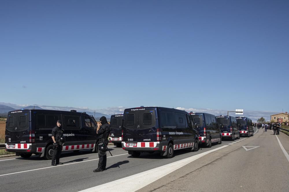 Els Mossos carreguen per dispersar les persones que tallaven la C-65 a Cassà