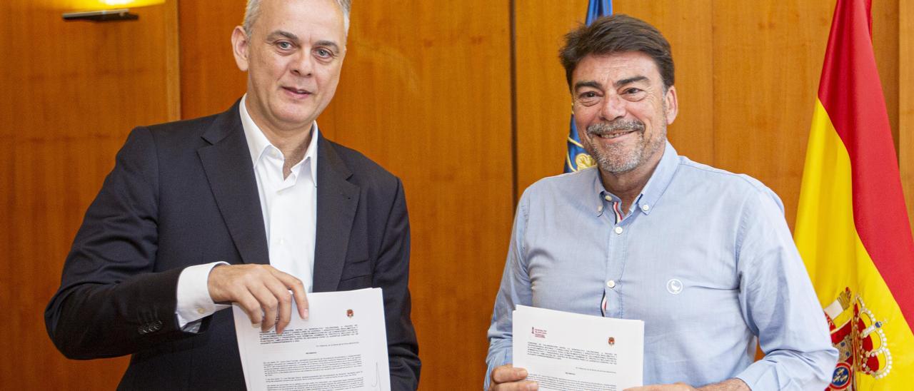 El vicepresidente de la Generalitat y conseller de Vivienda, Héctor Illueca, posa con el convenio firmado con el alcalde, Luis Barcal