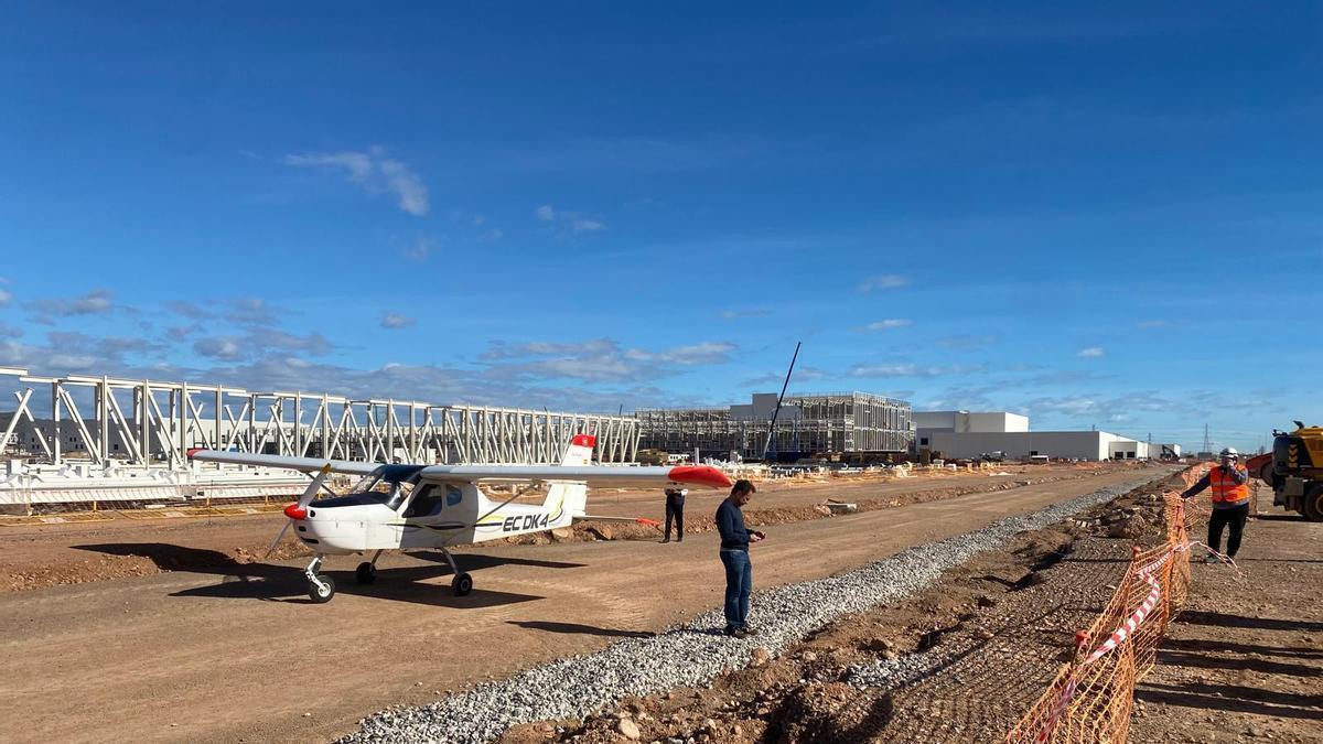 Aterrizaje de emergencia en Sagunt junto a las obras de la gigafactoría