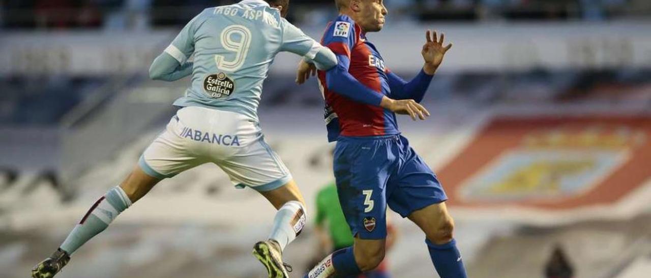 Iago Aspas lucha por un balón aéreo con el lateral izquierdo del Levante, Toño García, en un lance del encuentro liguero disputado ayer en Balaídos. // Adrián Irago