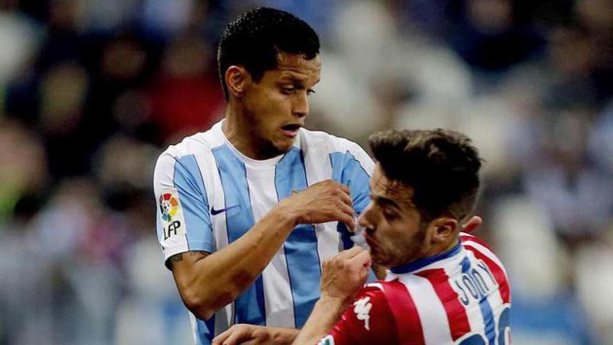 Rosales y Jony chocan en el partido de ayer en La Rosaleda.