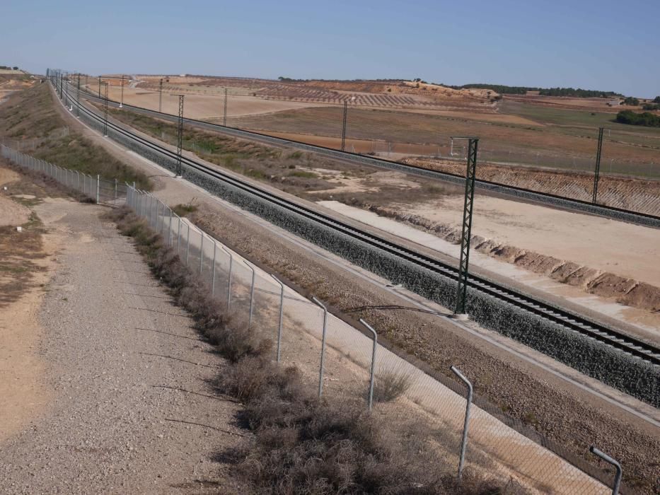 Trazado en dirección a Alicante paralizada, con la plataforma preparada con las vías, pero sin la catenaria de electrificación.