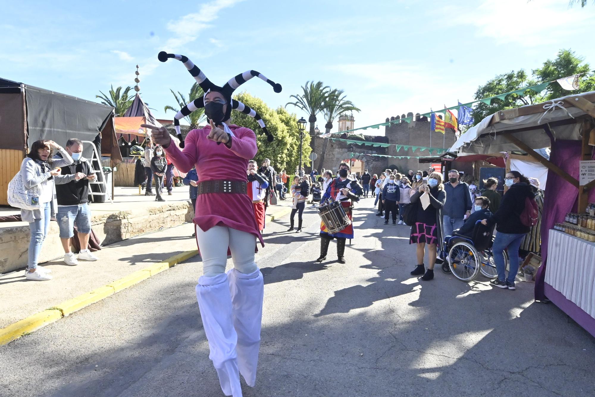 Las 40 imágenes que definen la primera feria medieval de Mascarell poscovid