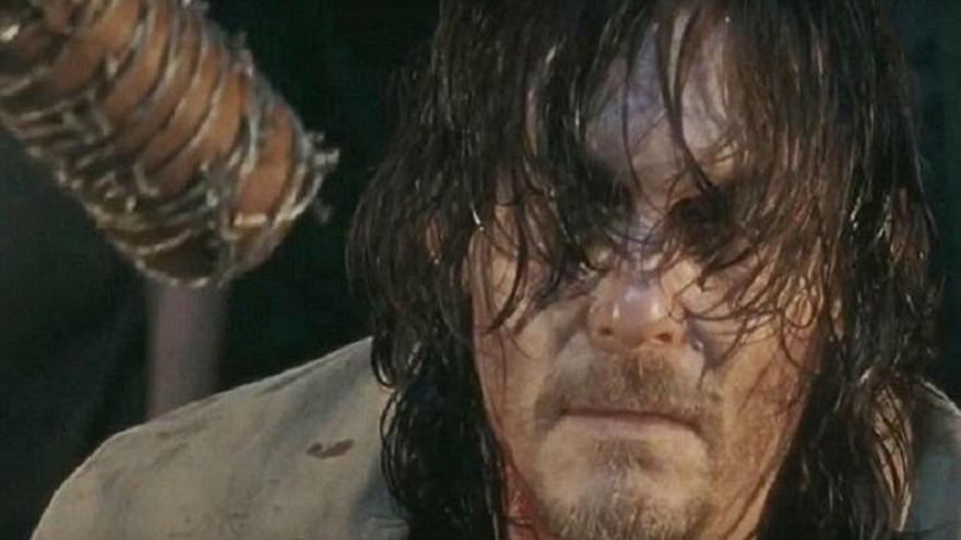 El bate de Negan apuntando a Daryl.