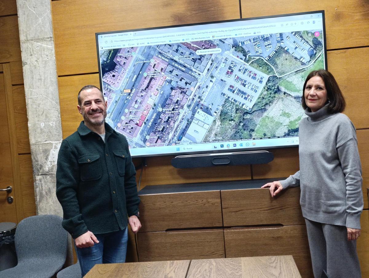 Ángel García y Patricia Antuña, en el Ayuntamiento de Siero.