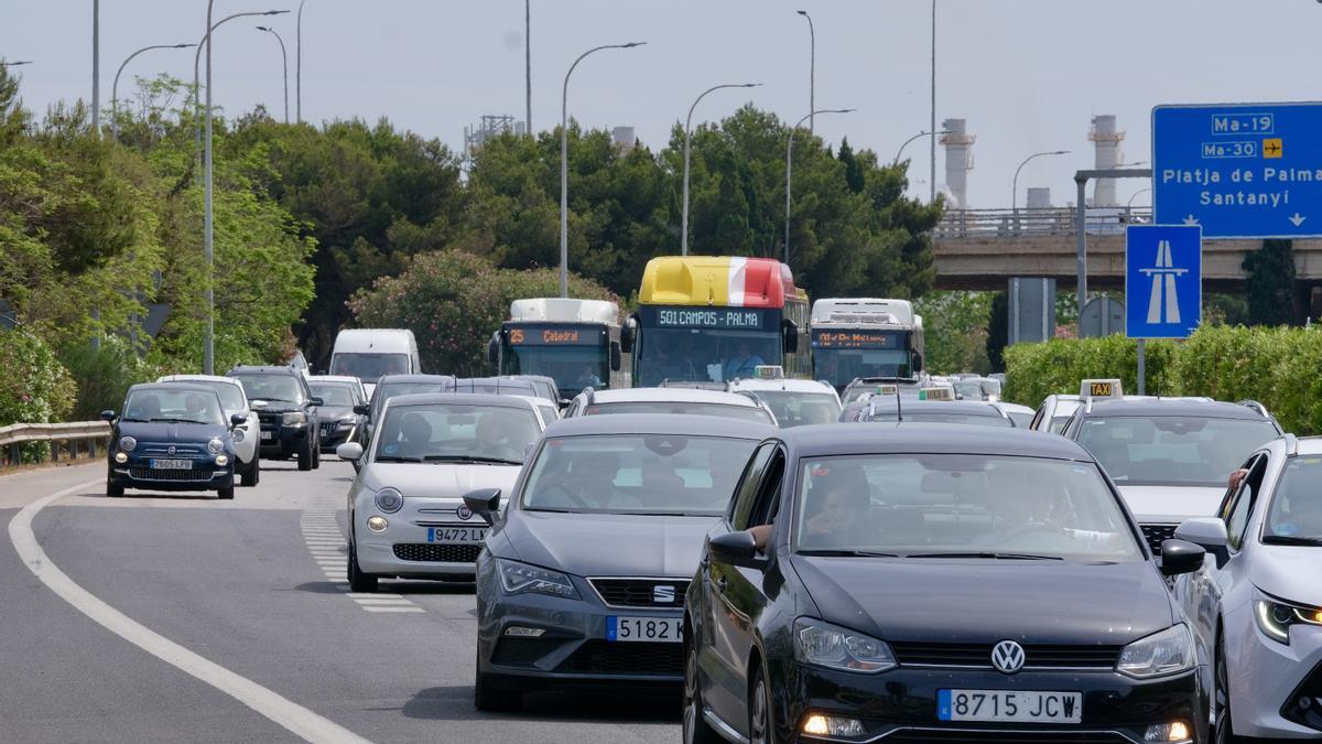 Las fotos del monumental atasco en los accesos a Palma por un autobús averiado en el carril VAO