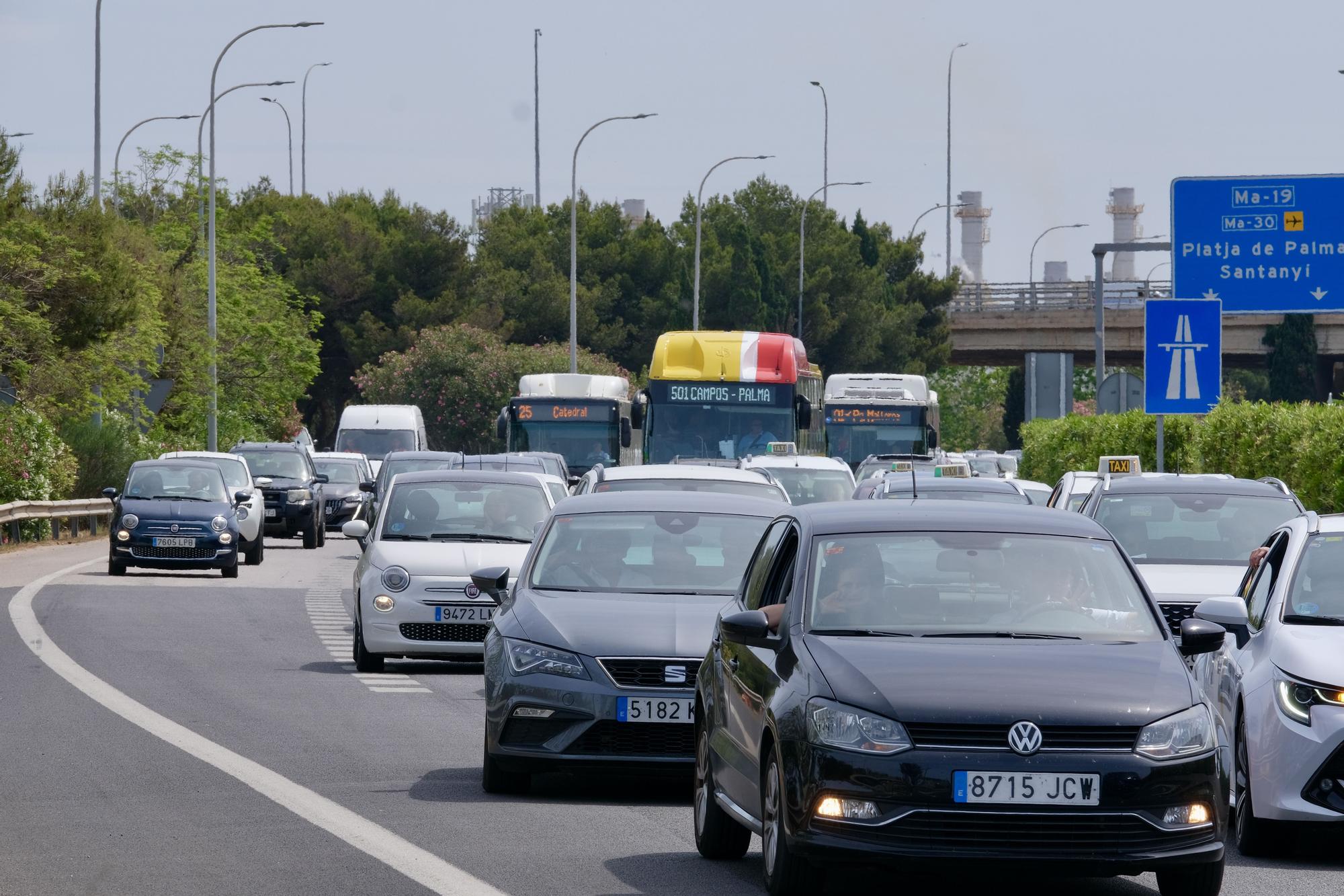 Las fotos del monumental atasco en los accesos a Palma por un autobús averiado en el carril VAO