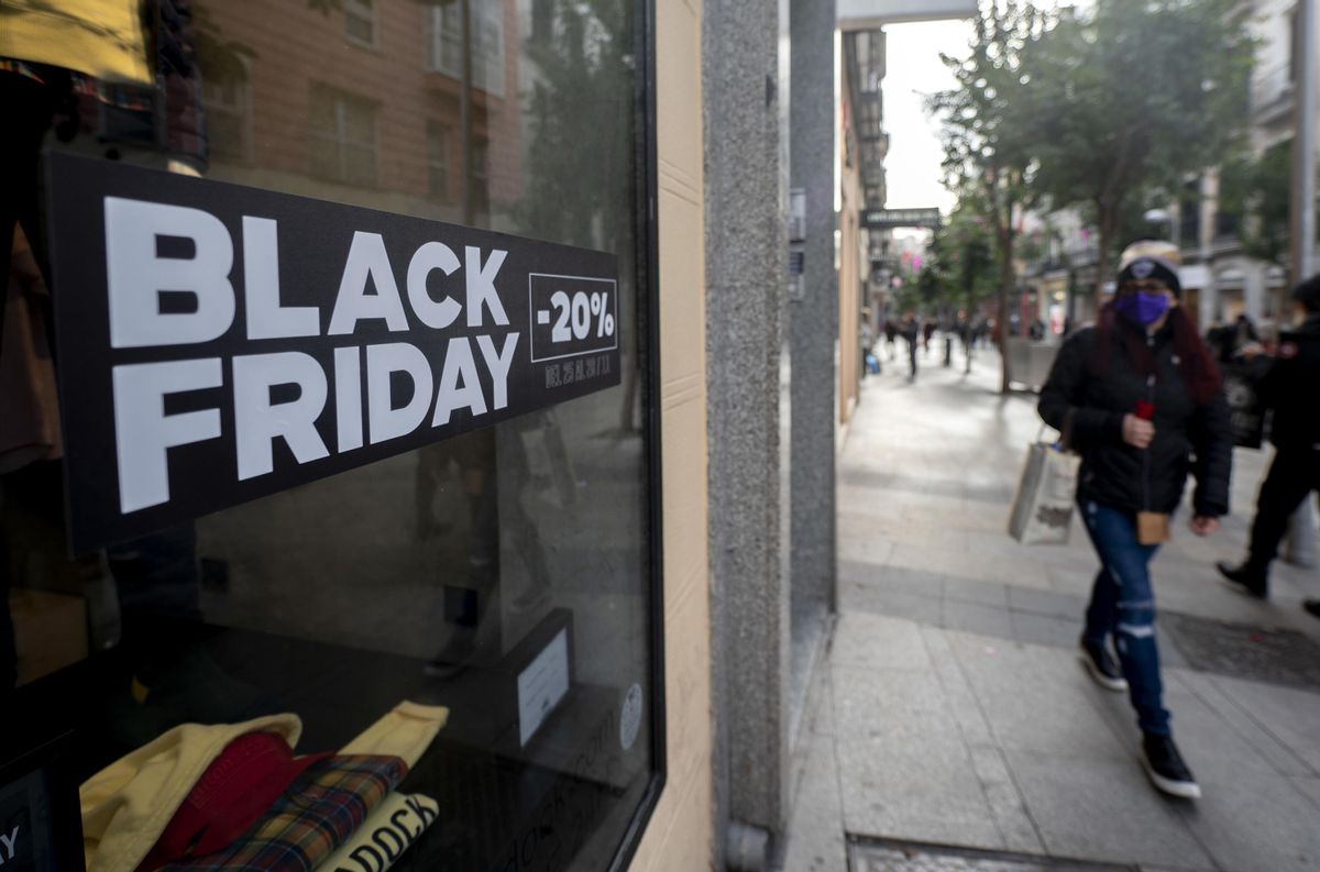 Un cartel anuncia rebajas por el BlackFriday.