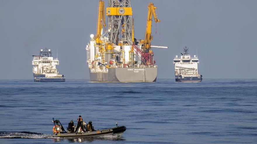 Flota desplegada por Repsol para la realización de los sondeos, con una lancha de la Armada en primer término