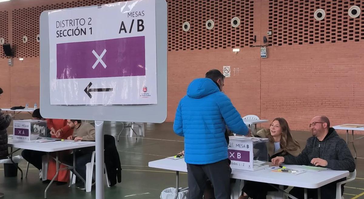 La cartelería inclusiva y accesible facilitó la localización de las distintas mesas electorales.