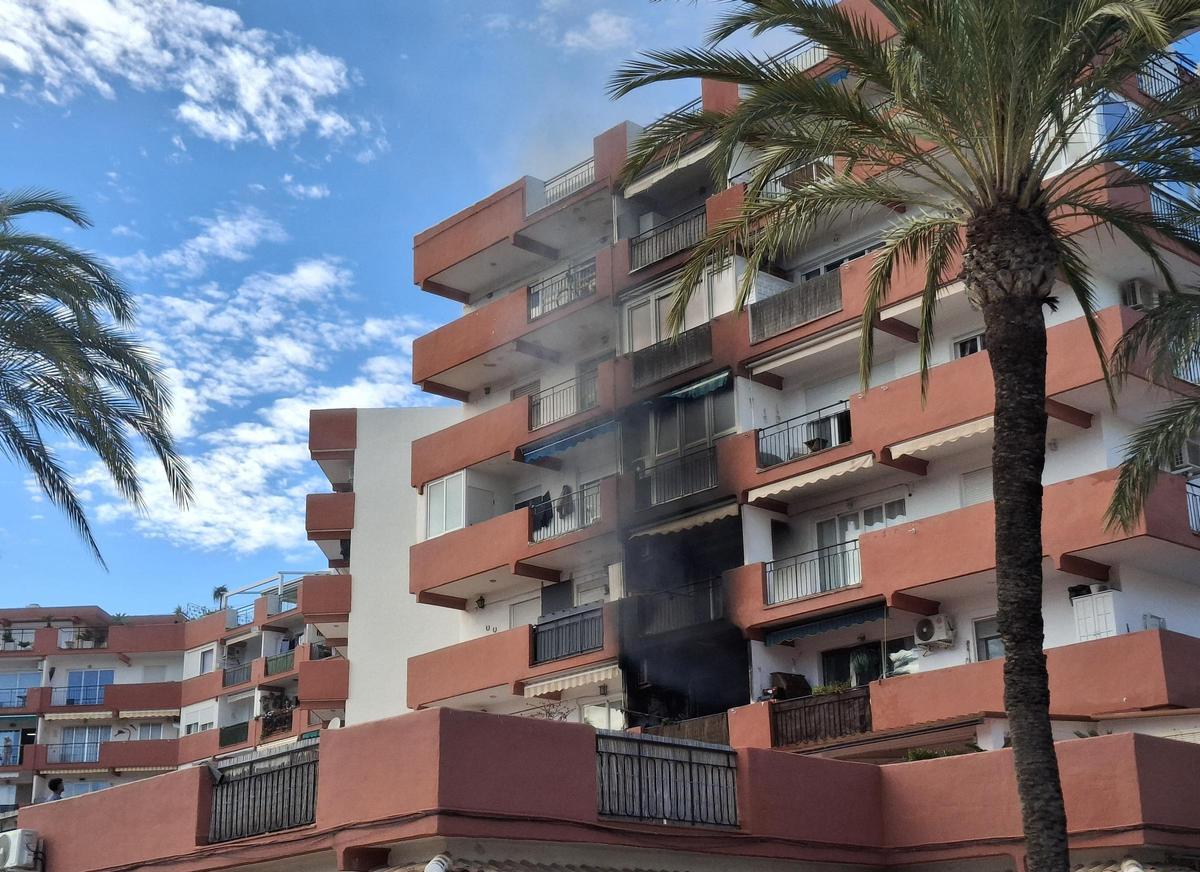 El humo sale a borbotones del balcón de la casa afectada por el incendio