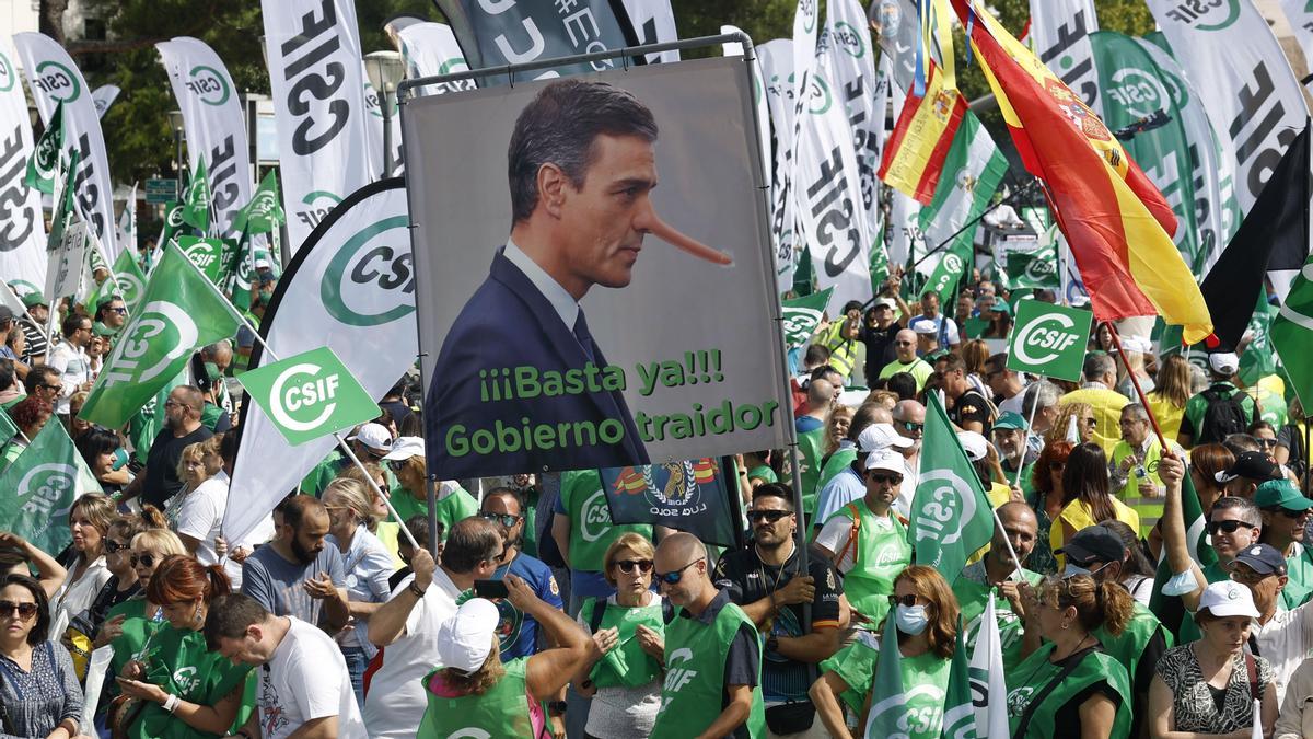 MADRID, 24/09/2022.- Un momento de la manifestación convocada por CSIF en Madrid, para exigir una subida salarial justa y una jubilación digna, además de mostrar su rechazo al empobrecimiento social y al deterioro de los servicios públicos. Al acto se une JUSAPOL para protestar por la equiparación salarial de policías y guardias civiles con el resto de policías autonómicas. EFE/ J.J.Guillen