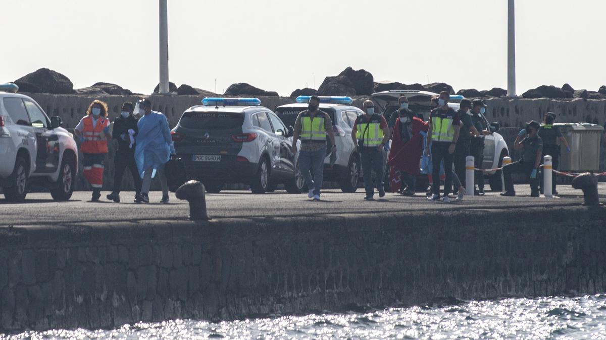 Auxilian a siete inmigrantes en una patera a 8 millas de Lanzarote