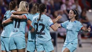 Alexia, rodeada por varias compañeras, ve llegar a Aitana para felicitarla por su gol.