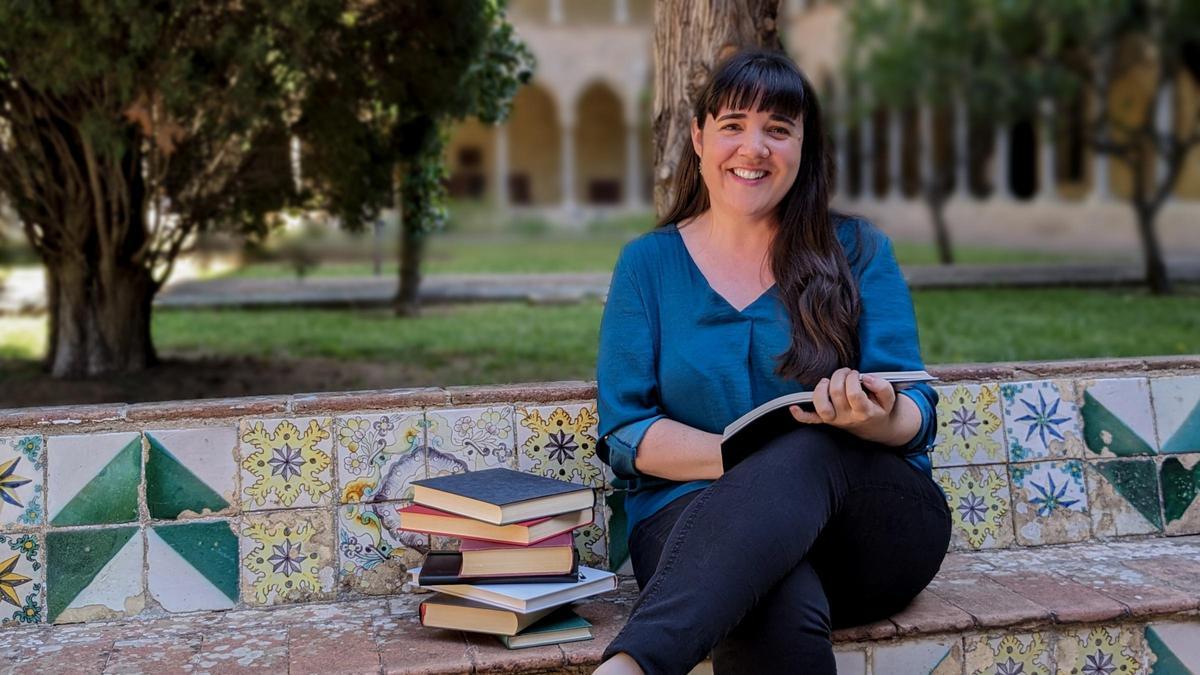 L’autora barcelonina Marta Renato, al claustre del monestir de Pedralbes de la capital catalana