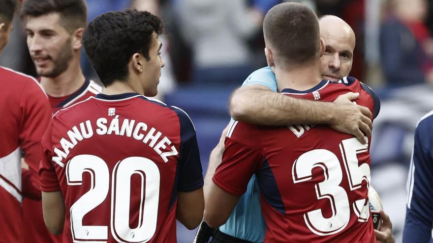 Una imagen insólita y admirable: Osasuna homenajea a Mateu Lahoz con un pasillo