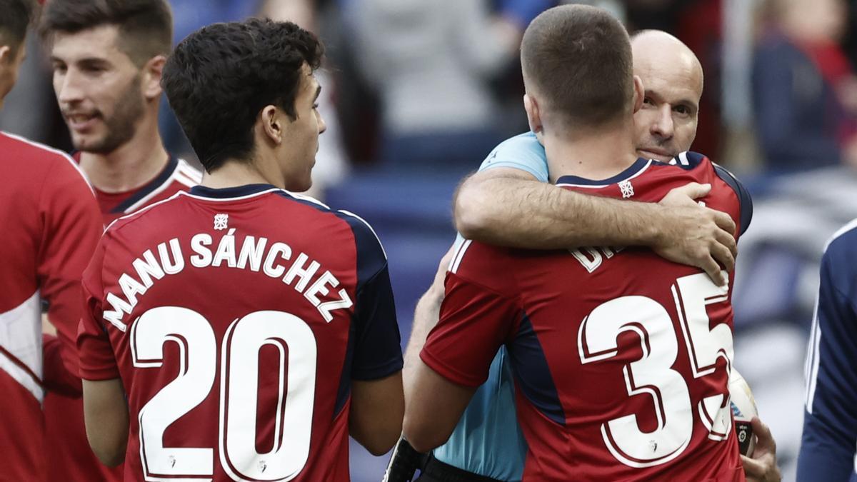 Los jugadores de Osasuna abrazan a Mateul Lahoz tras la disputa del partido contra Osasuna.