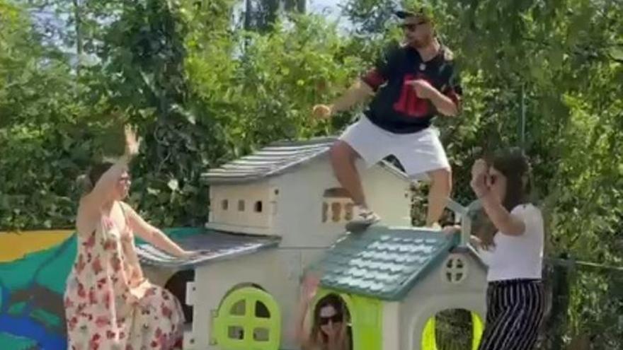 En este cole vigués recrearon la casita de 'Bad Bunny'