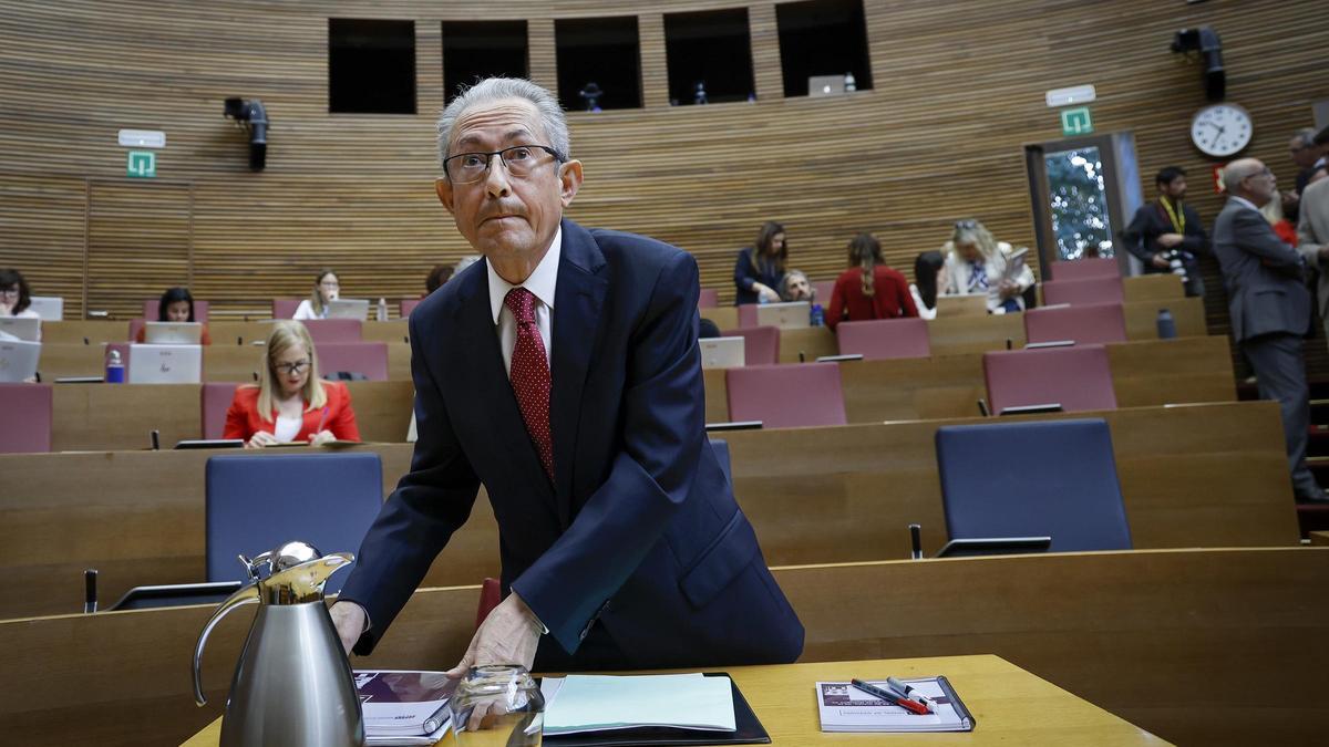 El síndic de Greuges, Ángel Luna, interviene en las Corts, este miércoles.