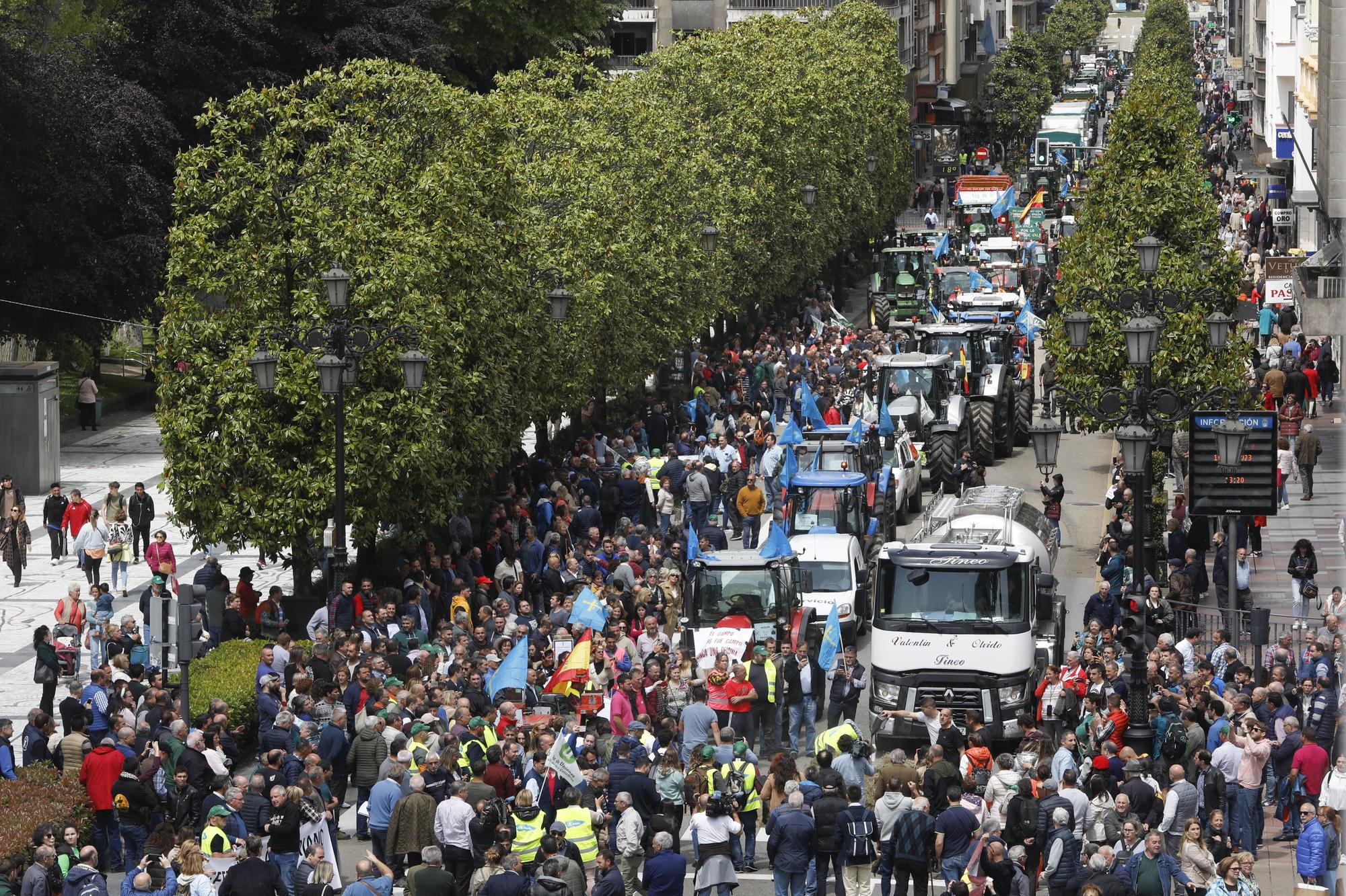 EN IMÁGENES: Así fue la tractorada de protesta del campo asturiano en Oviedo