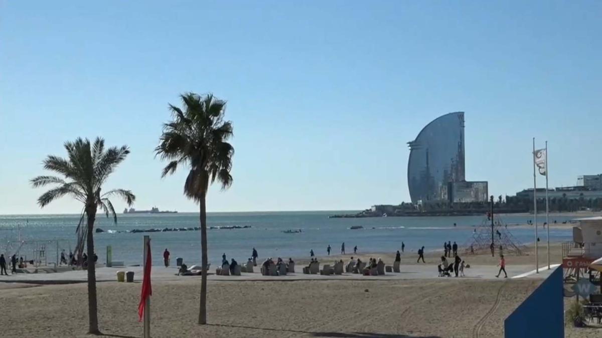 Las playas de Barcelona vuelven a ocuparse tras el paso de la borrasca