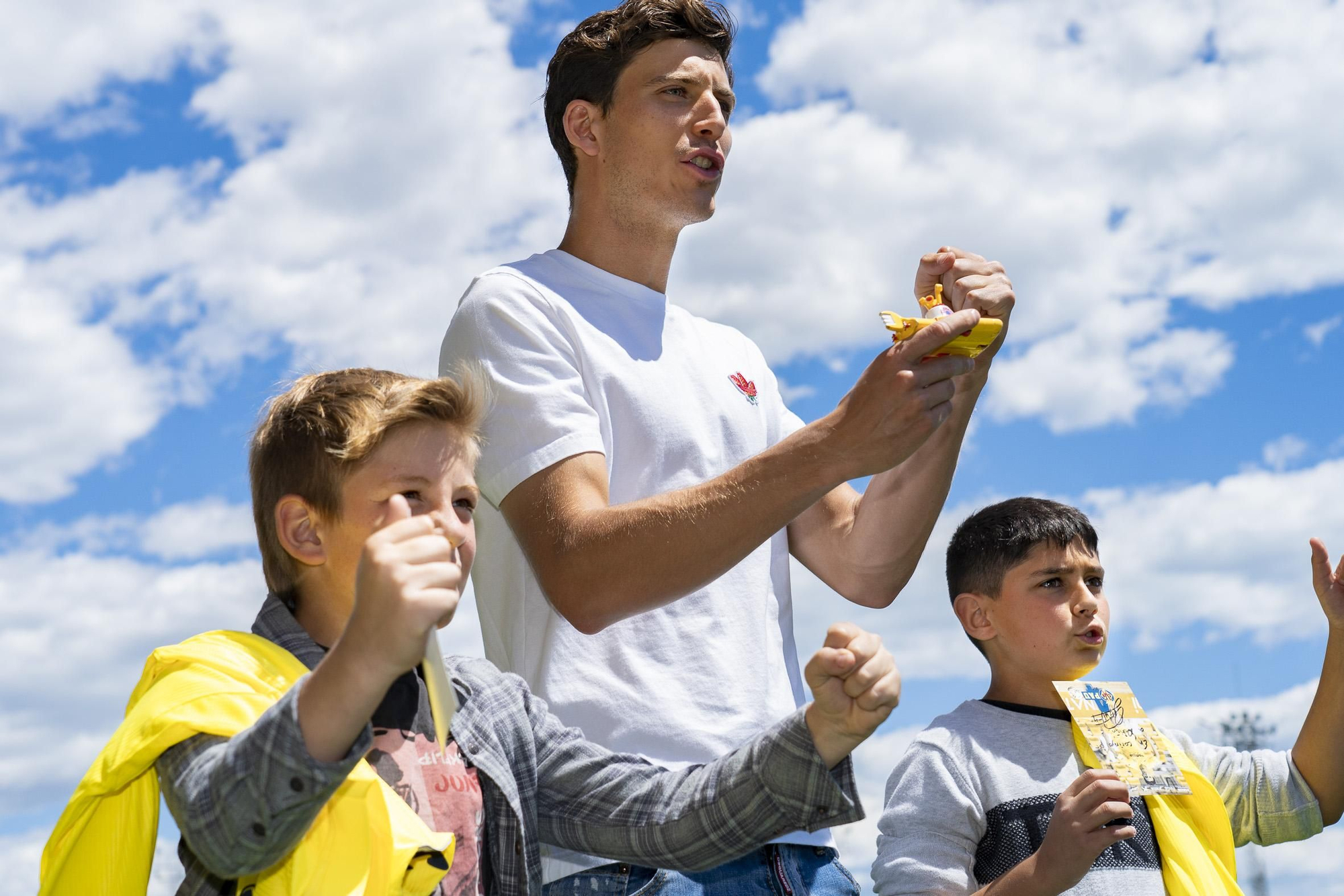 Pau Francisco Torres, junto a los dos niños de Betxí, Xavi y Adrián, que protagonizaron su vídeo promocional de semifinales de la Europa League.