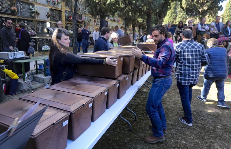 Entrega de los restos de los fusilados por el franquismo a sus familiares, en Paterna