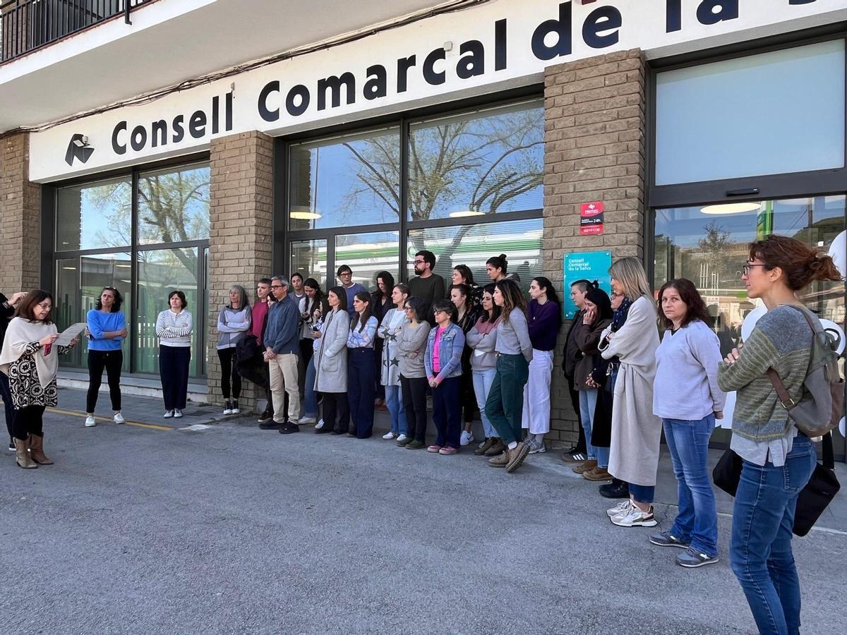 Un moment de la concentració davant de la Unitat de Serveis Socials Bàsics de la Selva, a Santa Coloma de Farners en suport a la companya del Baix Empordà i per rebutjar els fets.