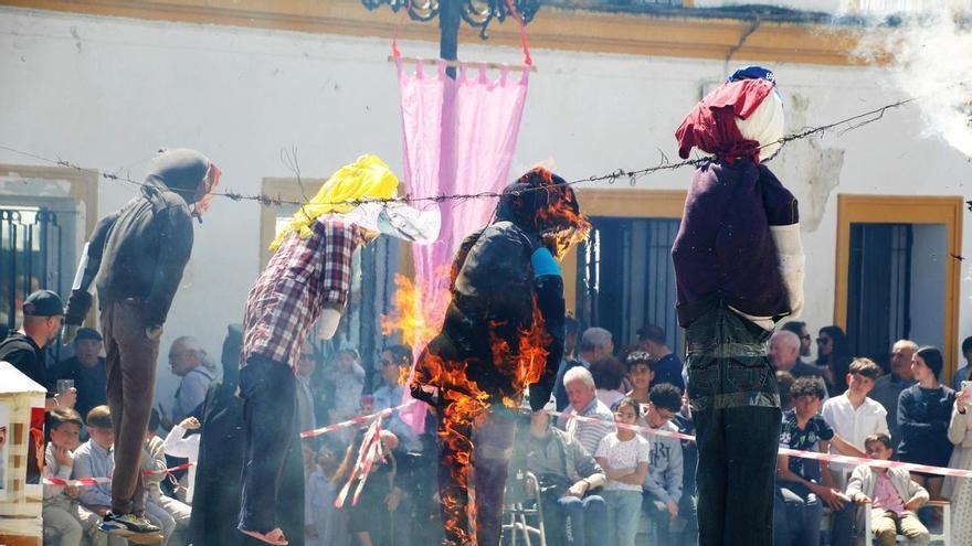 Cúriga Monesterio convierte su Quema de Judas en un reivindicativo ‘No a la guerra’