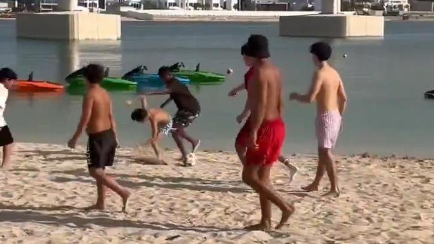 El momentazo de Lamine Yamal con unos chicos en una playa de Dubai