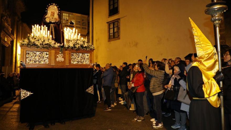 Procesión de Nuestra Señora de la Humildad, ayer, a su salida de la iglesia de Santa María do Camiño / |  A. HERNÁNDEZ