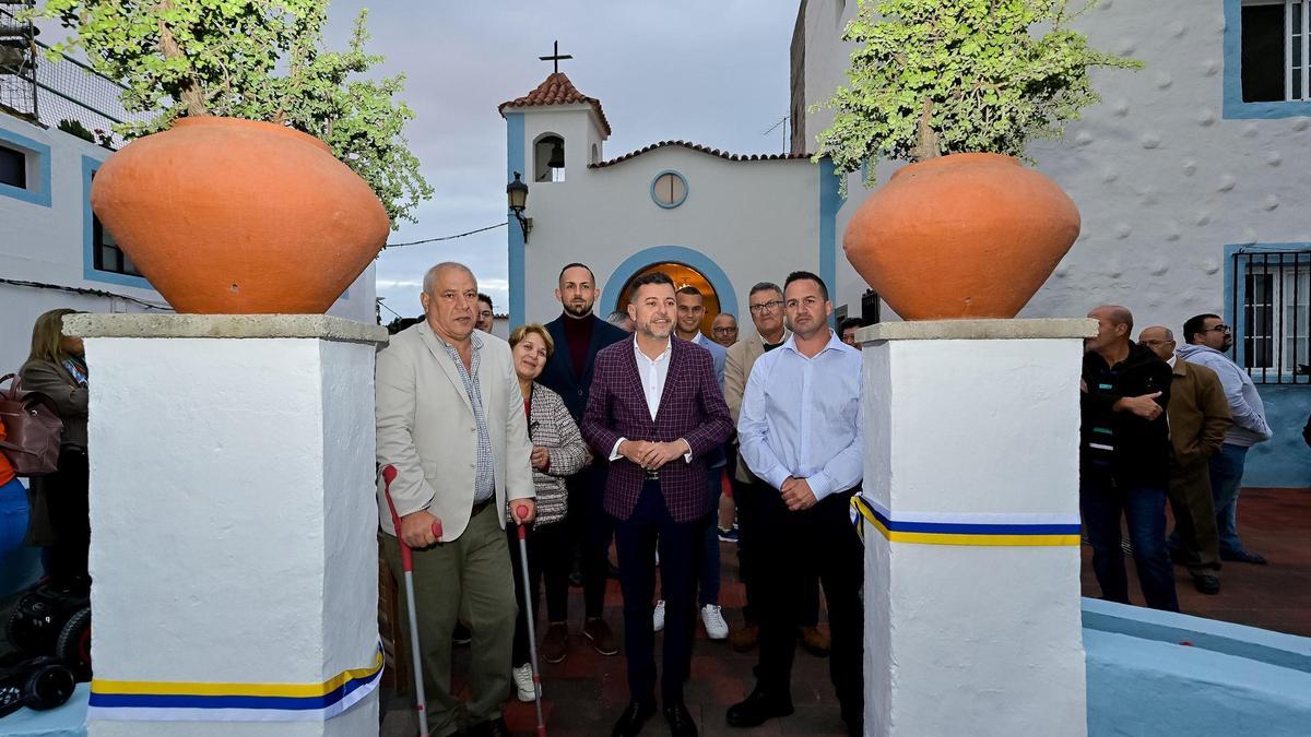 El alcalde en la inauguración con el concejal de Urbanismo y vecinos.