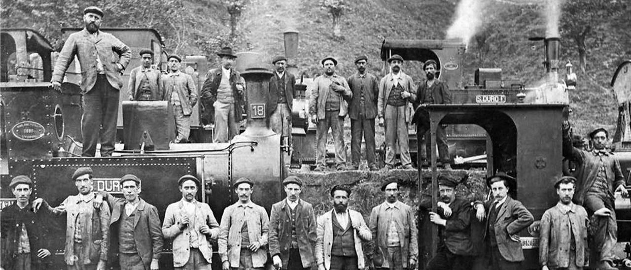 Componentes de la plantilla de maquinistas del Ferrocarril General de la empresa Duro Felguera, en los talleres de Santa Ana (El Entrego).