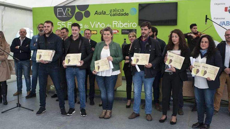 Juan Casares (i.) entrega del premio de Mejor Vino Blanco a las Bodegas Cunqueiro. // B. Lorenzo