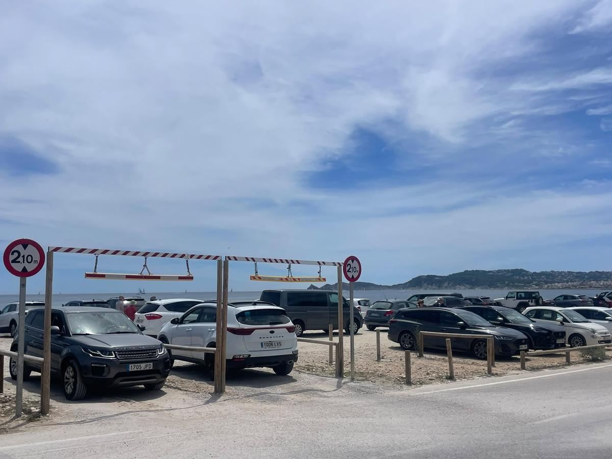 La barrera de coches en primera línea
