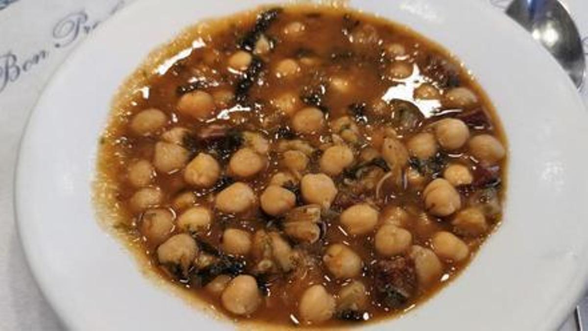 Potaje de garbanzos del restaurante Transatlàntic. Por 15 euros te pones las botas.