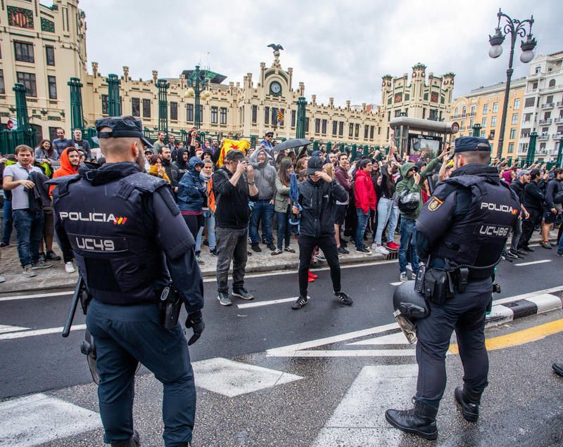 9 d'Octubre: Tensión en las manifestaciones en el centro de València