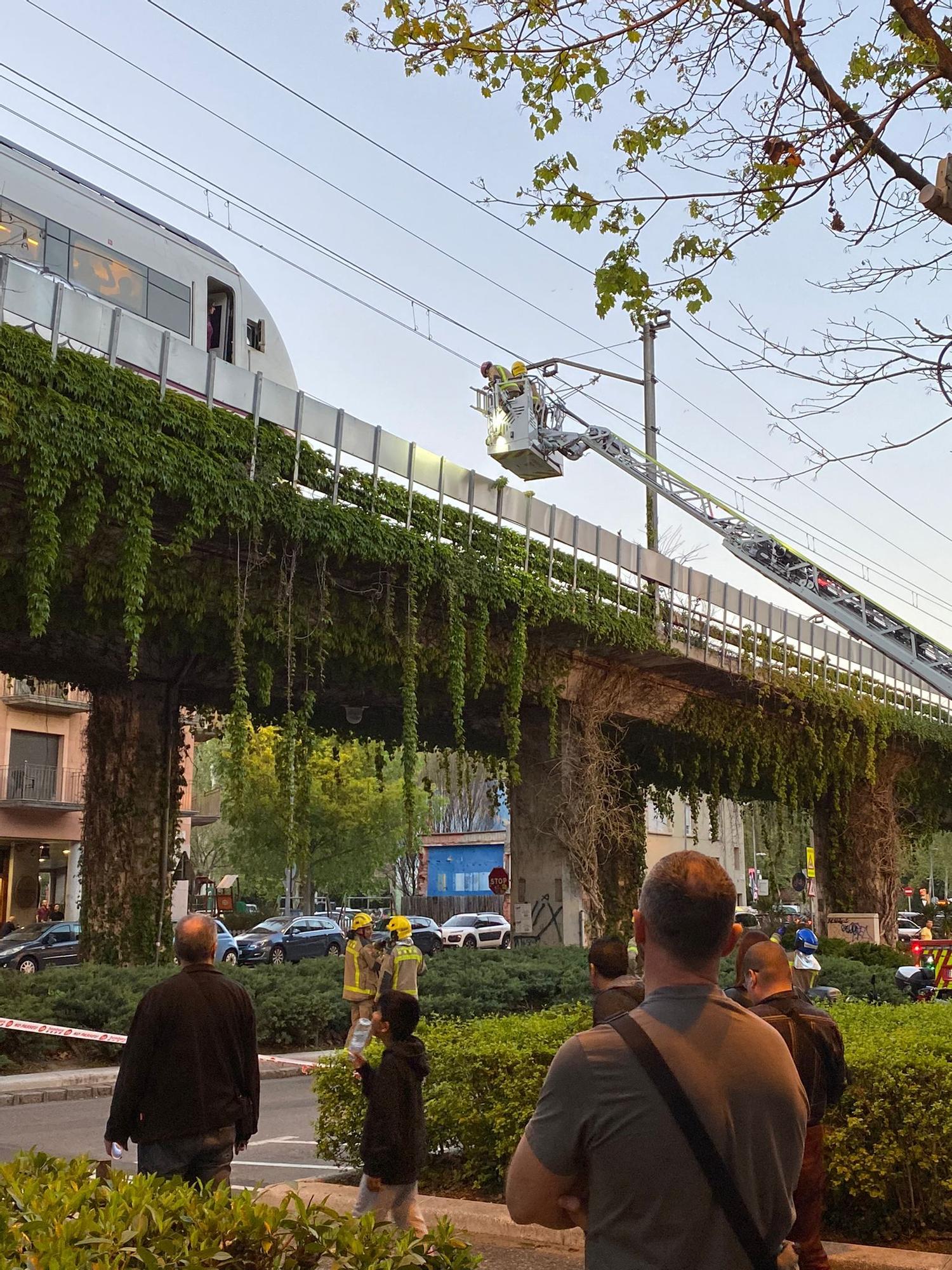 Troben un cadàver a les vies del tren de Girona que obliga a interrompre el trànsit ferroviari