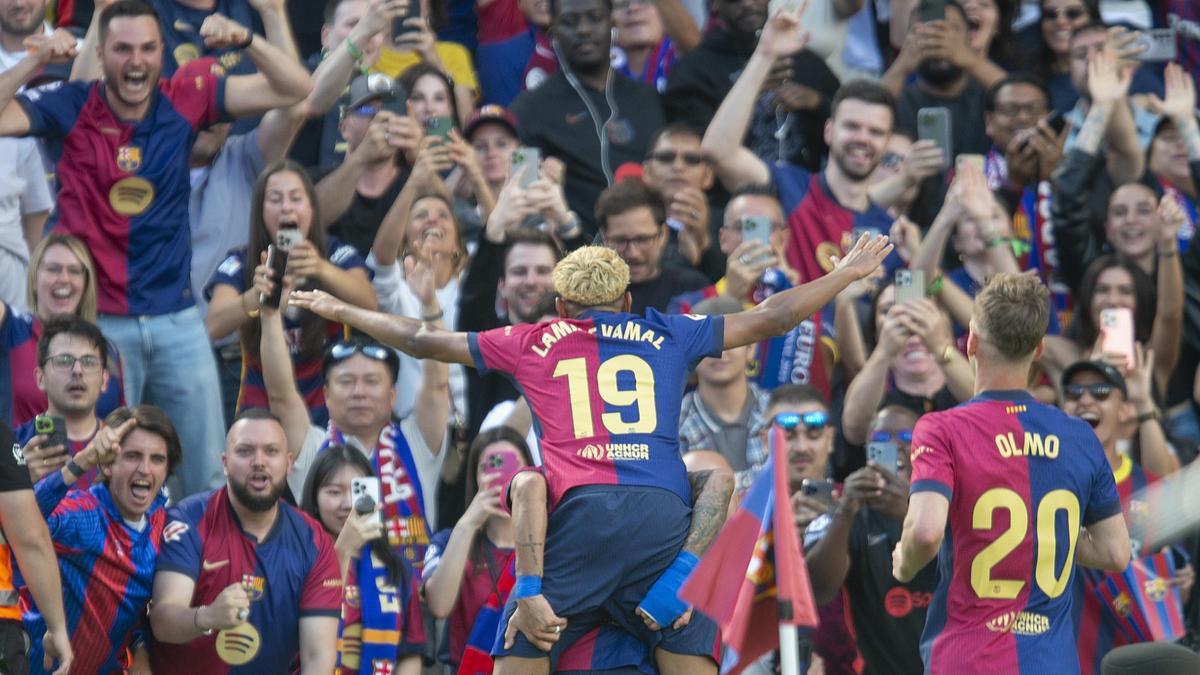 Lamine Yamal festeja con la grada de Montjuïc el triunfo ante el Madrid.