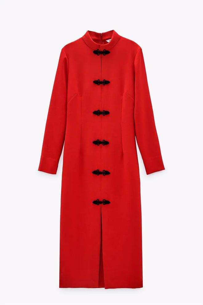Vestido con alamares rojo de Zara. (Precio: 39,95 euros. Precio Black Friday: 23,97 euros)