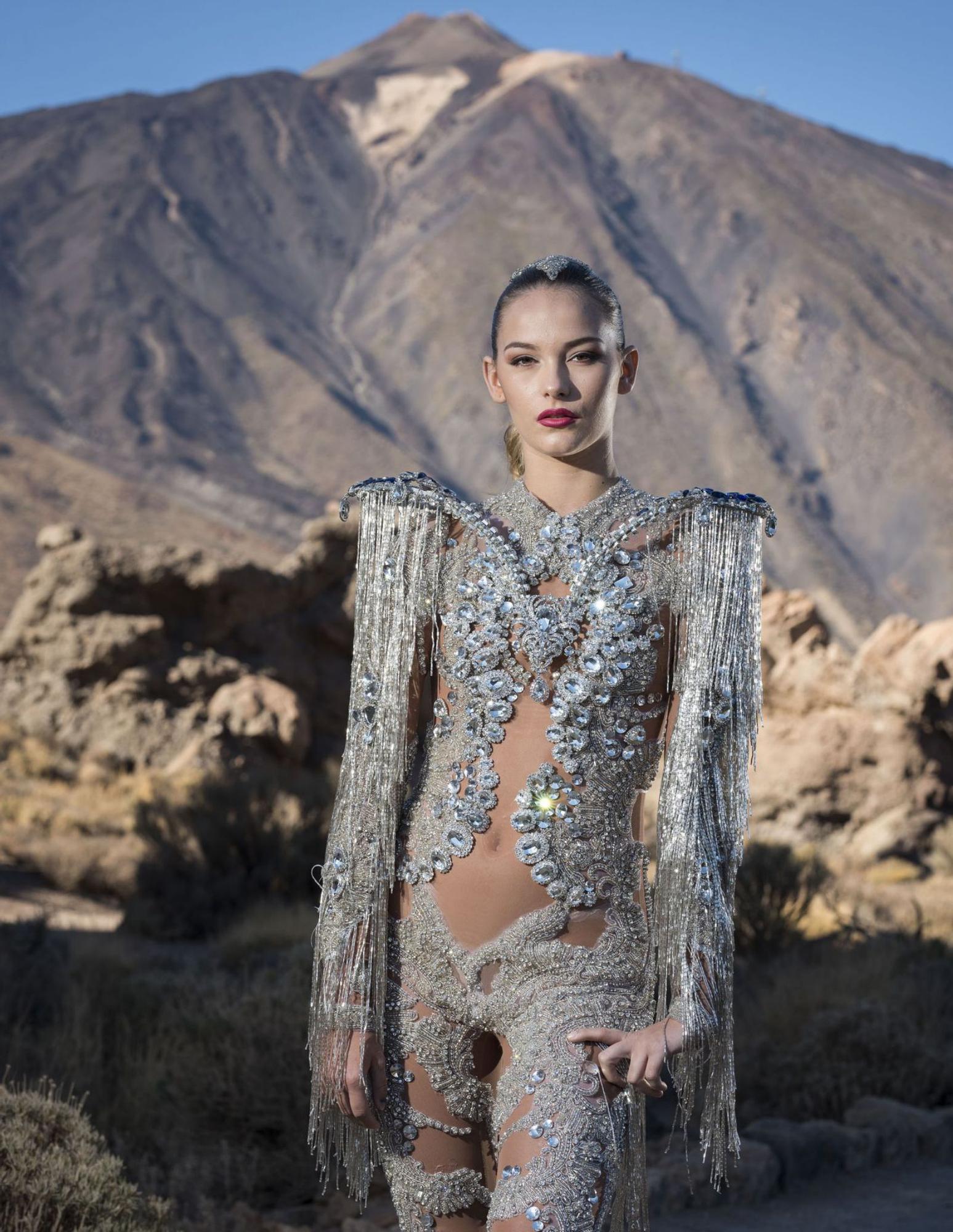 Sara Cruz posa en el Teide con el ‘cuerpo’ de la fantasía diseñada por Sedomir Rodríguez de la Sierra, con la que ganó en el Carnaval 2020.