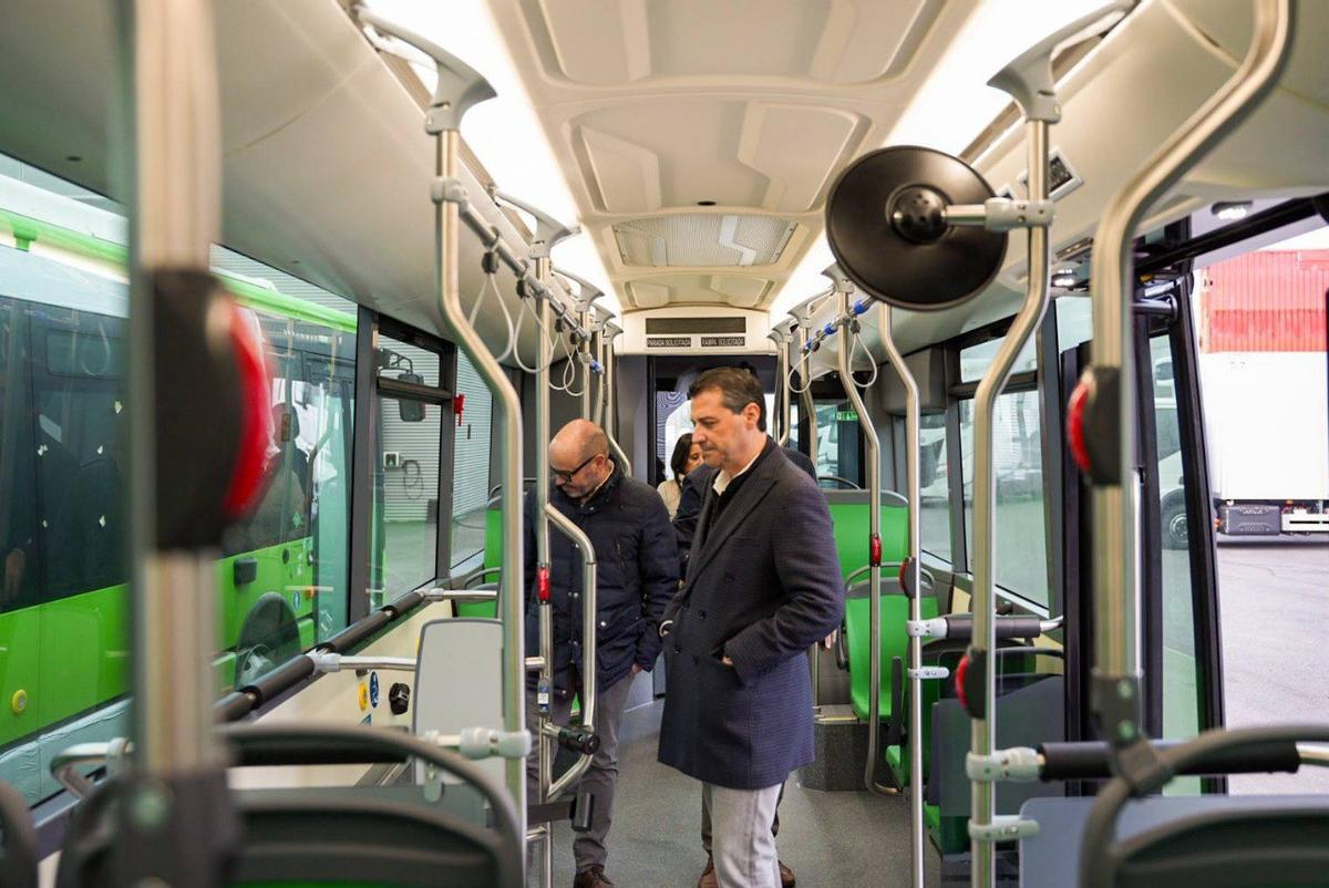 El presidente de Aucorsa, Bernardo Jordano, y el alcalde, José María Bellido, reciben los autobuses.