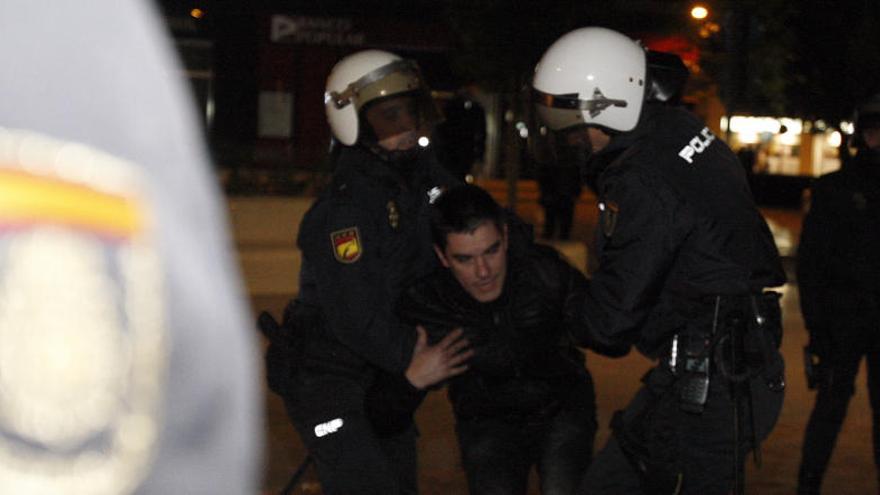 Agentes y manifestantes, en el desalojo.