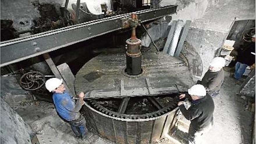 Uns tècnics estudien com despertar les turbines del seu llarg somni perquè tornin a rodar.