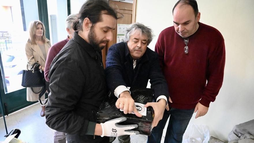 Eduardo Esteban, en el centro, junto a los arqueólogos Mateo Fontán y Antonio Castro y la caja que llega hoy a Granada.  | // RAFA VÁZQUEZ