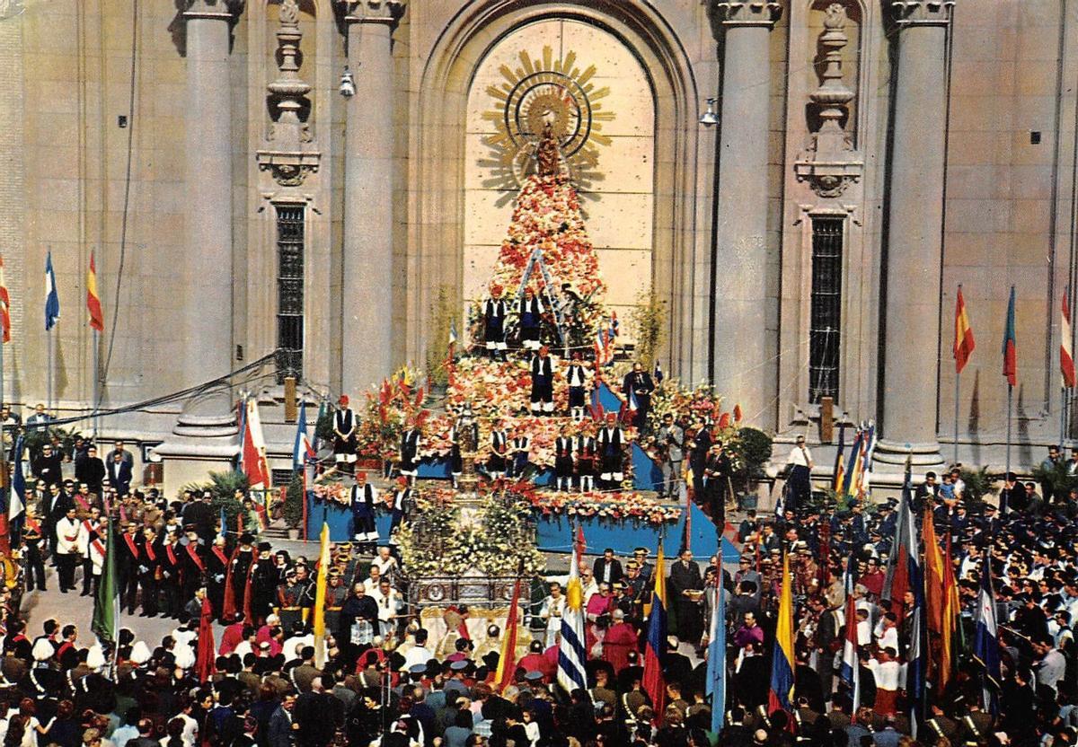Ofrenda de Flores a la Virgen del Pilar en 1962.