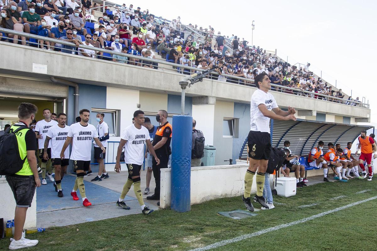 Tribuna del Antonio Solana poblada de seguidores blanquiazules en 2021 para ver el derbi de Alicante.