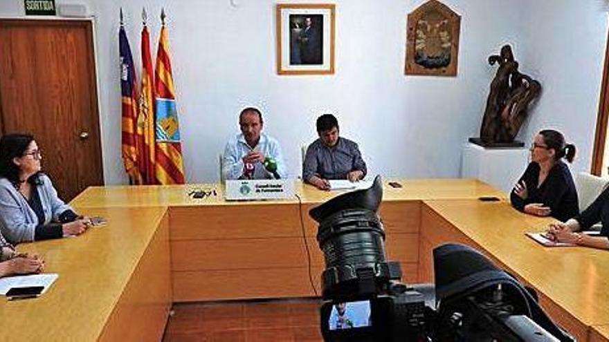 Arriba, reunión de la última Junta de portavoces.